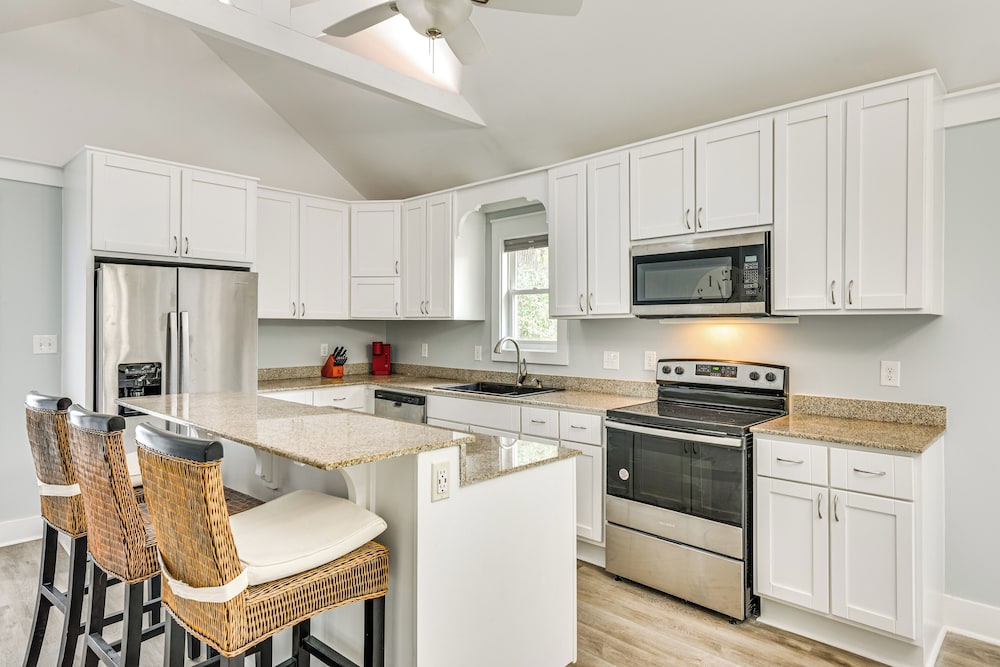 Walk to Choctawhatchee Bay: Santa Rosa Beach Home!
