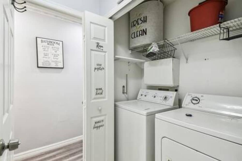 Lake Berkley 4BR Villa - Near Disney & Pool