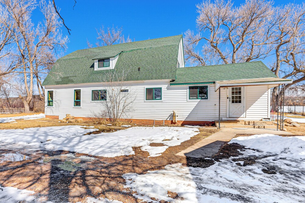 Patio & Mountain Views: Farmhouse in Mancos!
