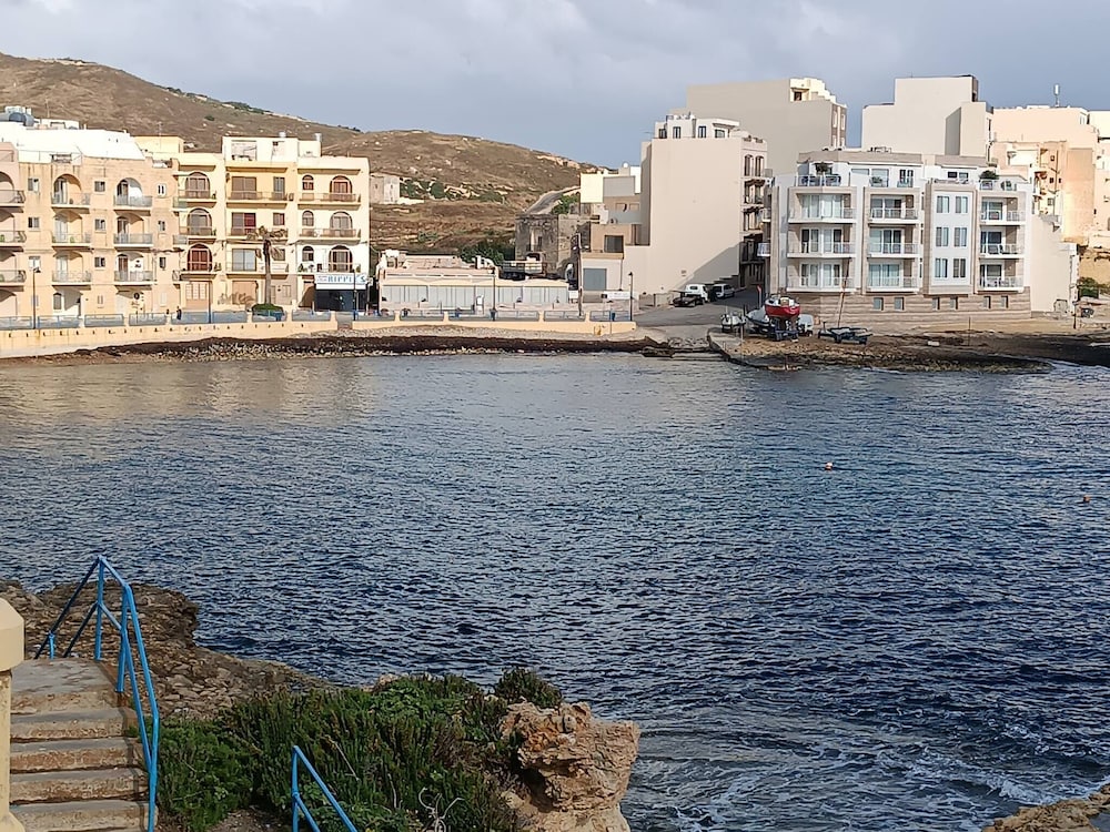 Seaside Stylish and Spacious 2-bedroom Apartment