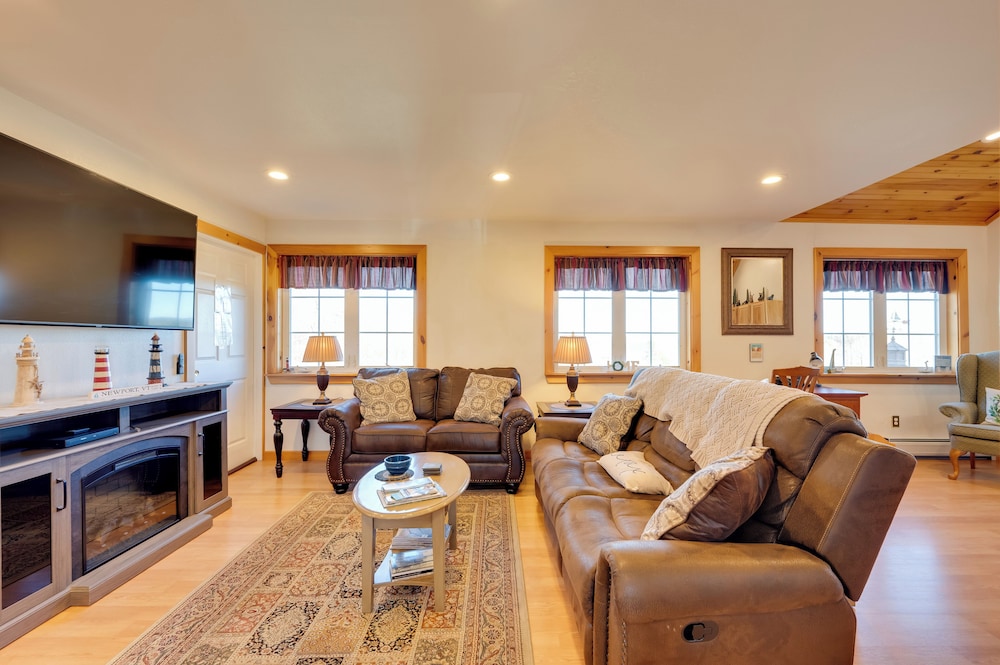 Apartment w/ Balcony & Lake View in Newport!