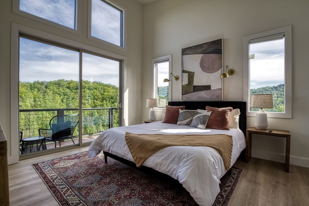 Panoramic Paradise 4 Bedroom Cabin by RedAwning view 5