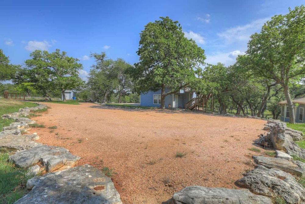 Cactus Flower Treehouse-pet Friendly-hill Country Views!