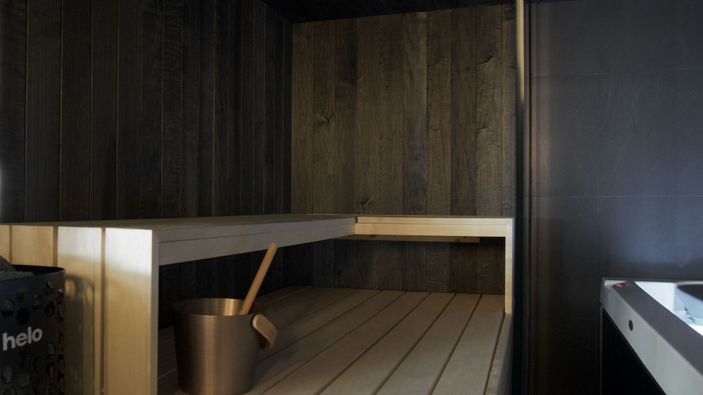 Suite with Sauna & Jacuzzi in Kamppi