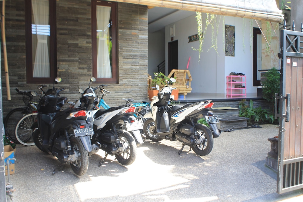 Suwardika Homestay and Dormitory - Hostel