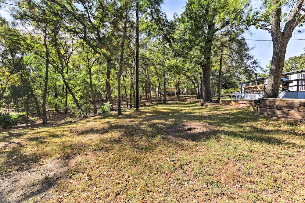 Charming Home w/ Deck & Yard - 1 Mi to Lake Texoma view 5