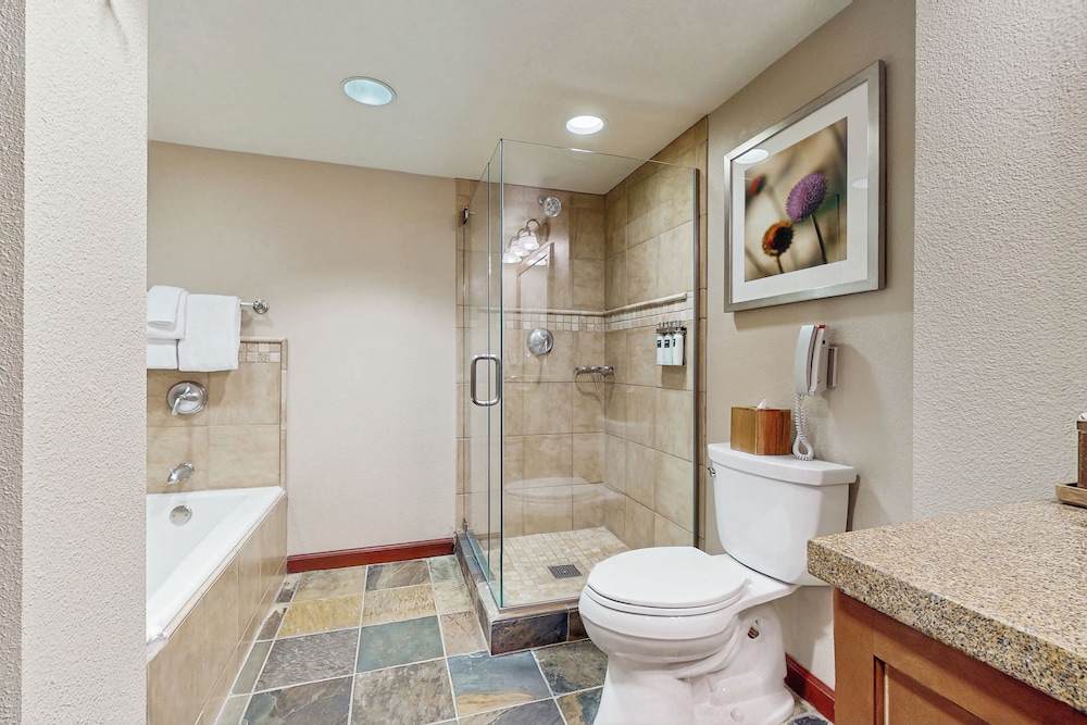 2BR Condo w/ Pool Access, Hot Tub, & ski In/out