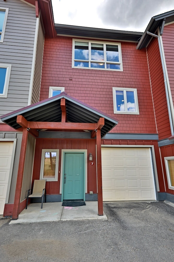 Winterstar Townhome 3 Bedroom Townhouse by RedAwning