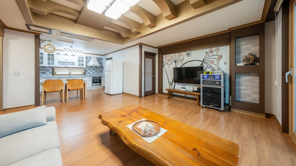 Jigeum Yeosu Ocean View Pension