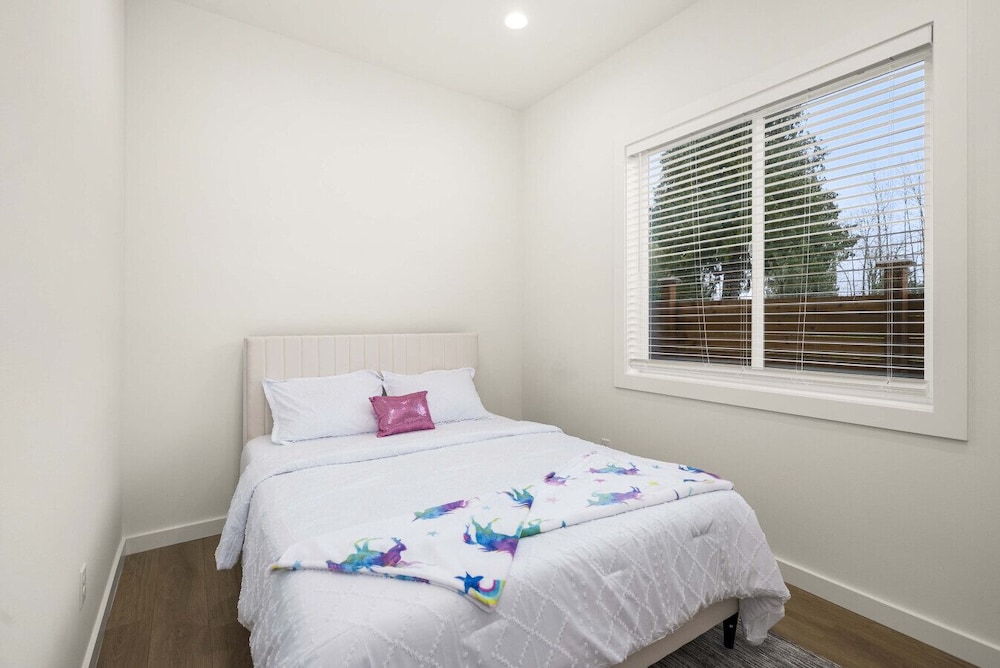 Brand New 5BR Home Fenced Yard Ample Parking