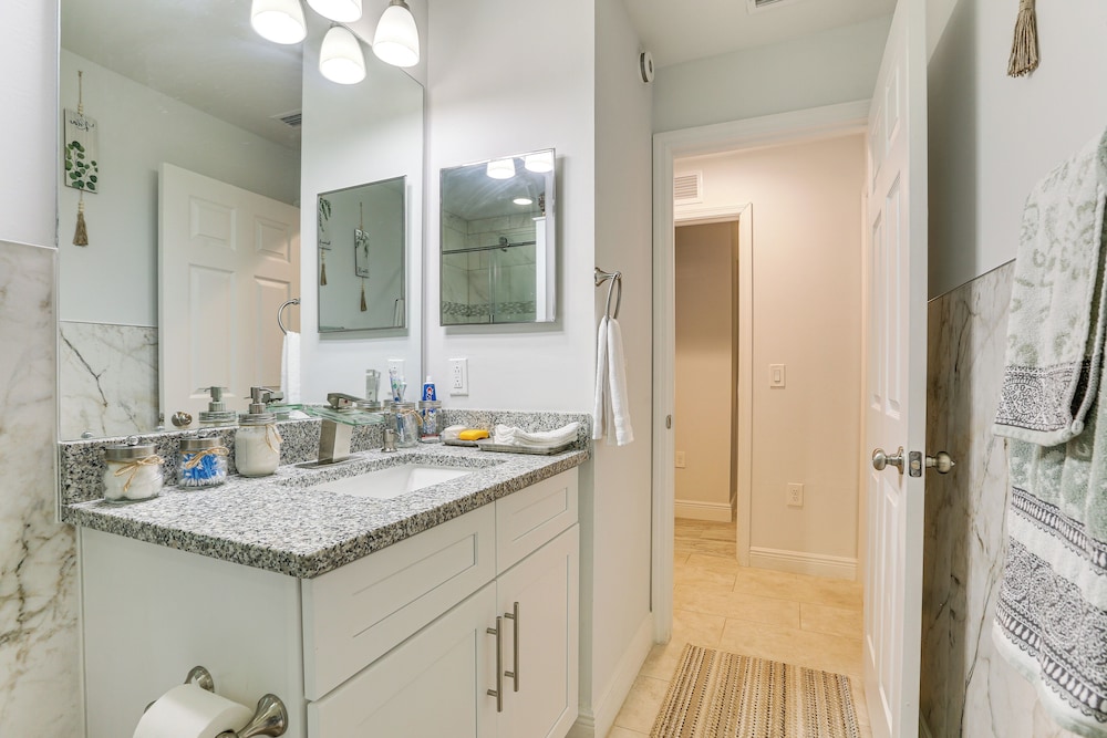8 Mi to Manatee Park: Cozy Getaway in Lehigh Acres