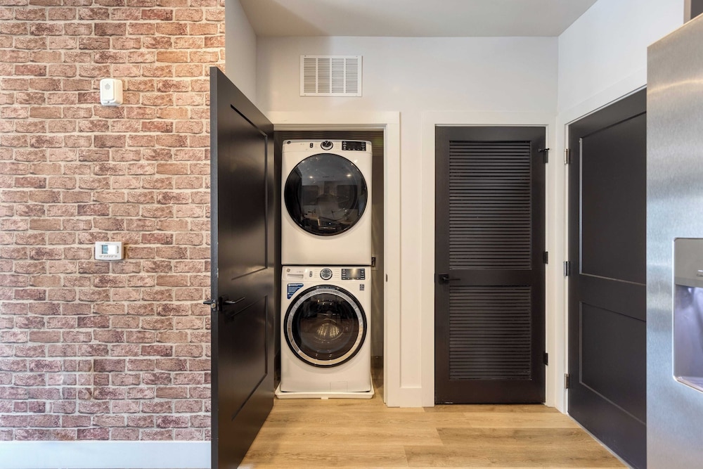 Sleeps 18 3 Modern Midtown Apartments w/ Gym + Pool Walkable to Shops & Eats