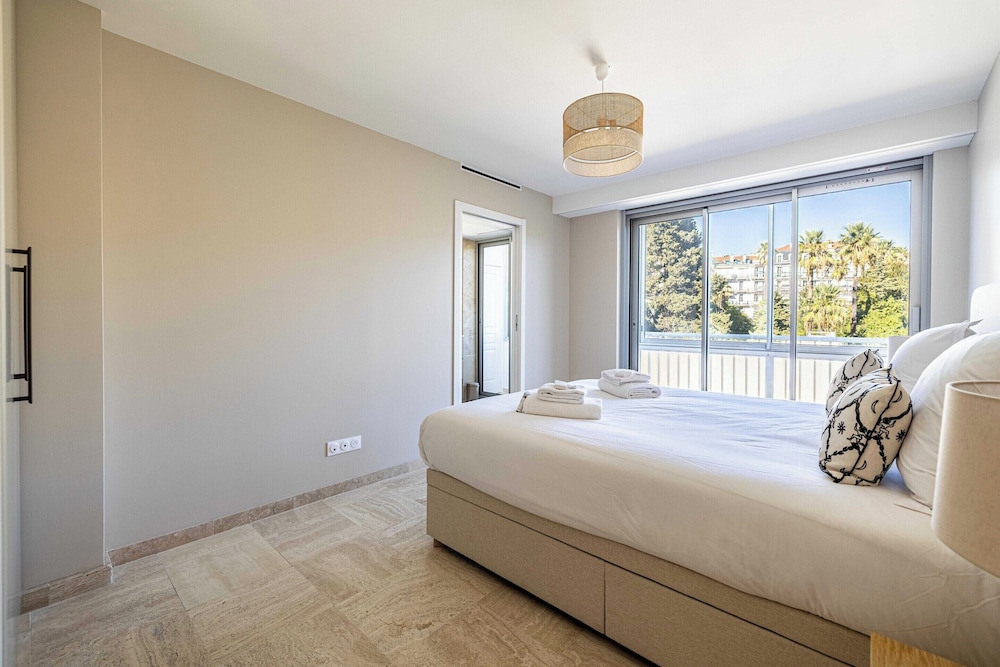 Bright Apartment With Sea View