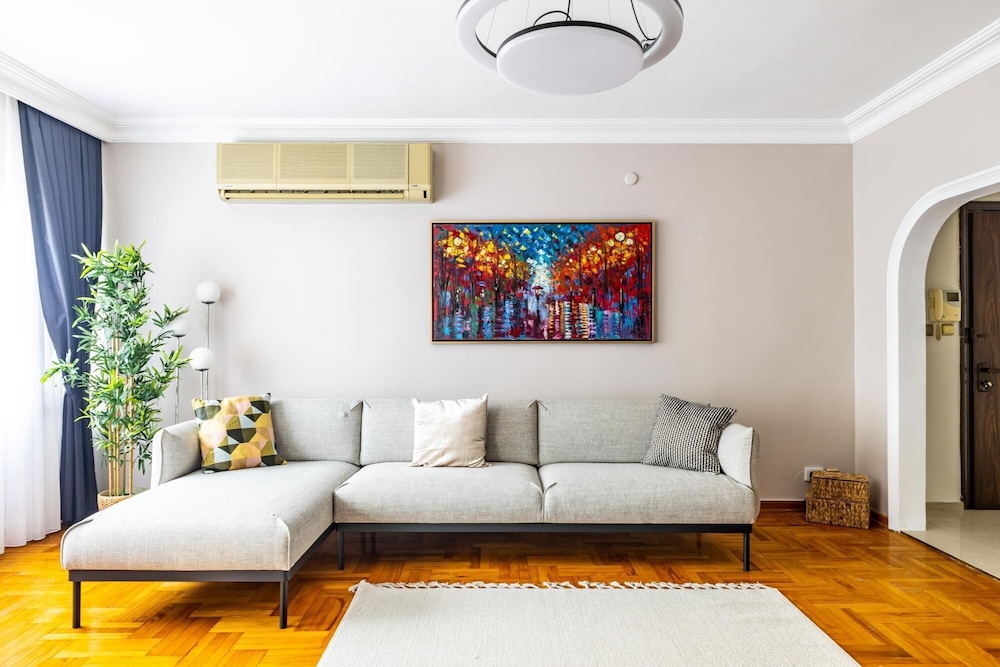 Chic Spacious Flat w Balcony 5 min to Moda Coast