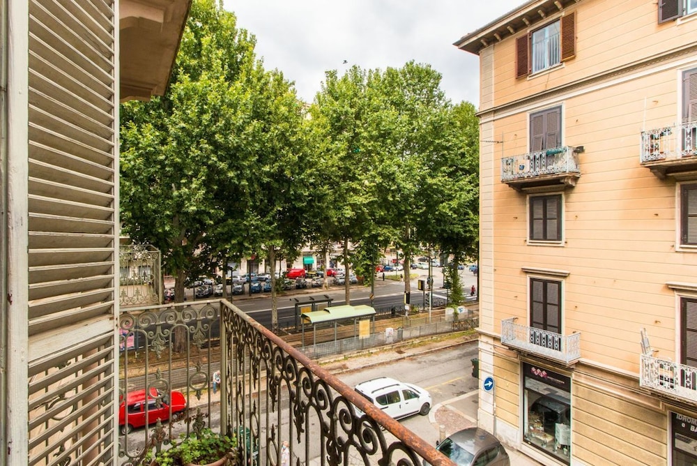 Vanchiglietta Roomy Apartment view 4