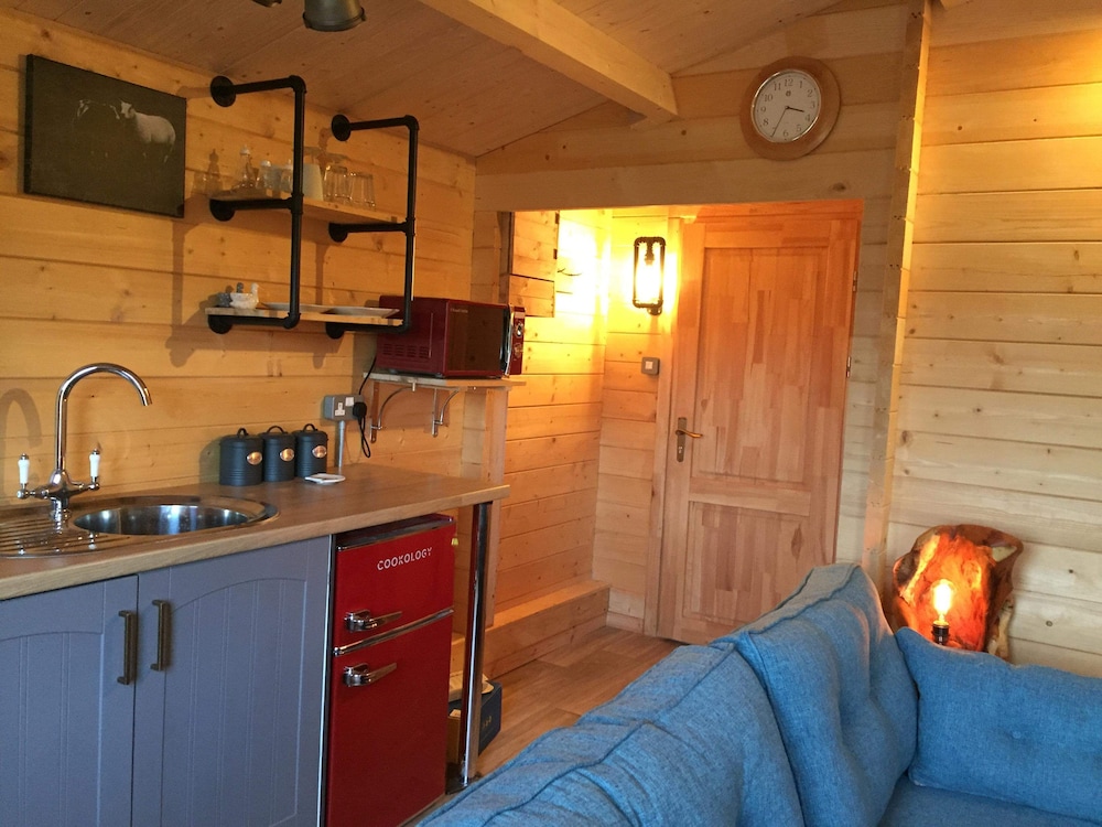 Cosy 1-bed Farm Stay Cabin view 3