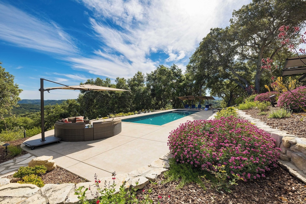 Rancho Robles by Avantstay Vineyard Villa w/ Views, Pool & Privacy