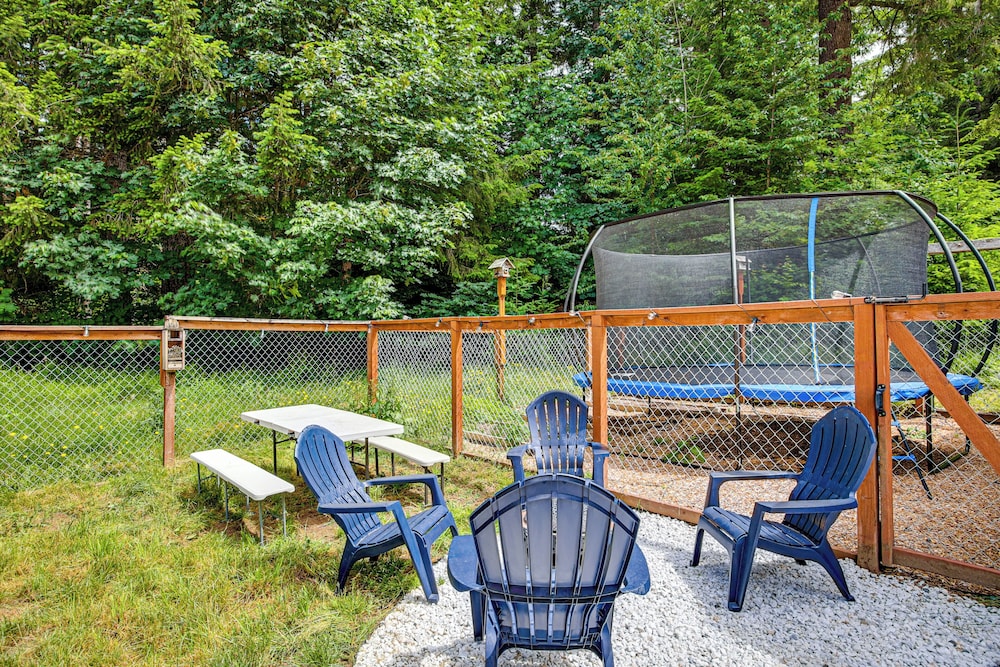 7 Mi to Mt Rainier NP: Home w/ Private Hot Tub!