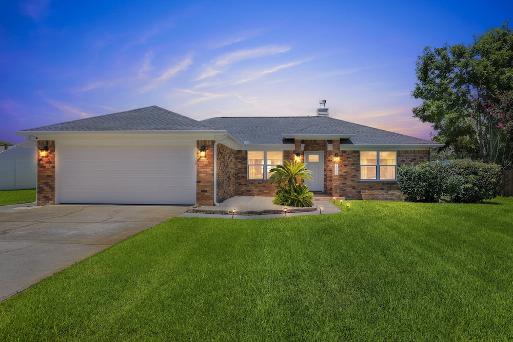 Sunny 3BR w/Hot Tub & Game Room Home