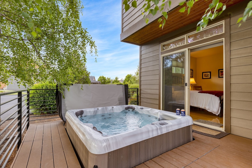 Forest Ridge Loop by Avantstay Hot Tub Private Community Amenities
