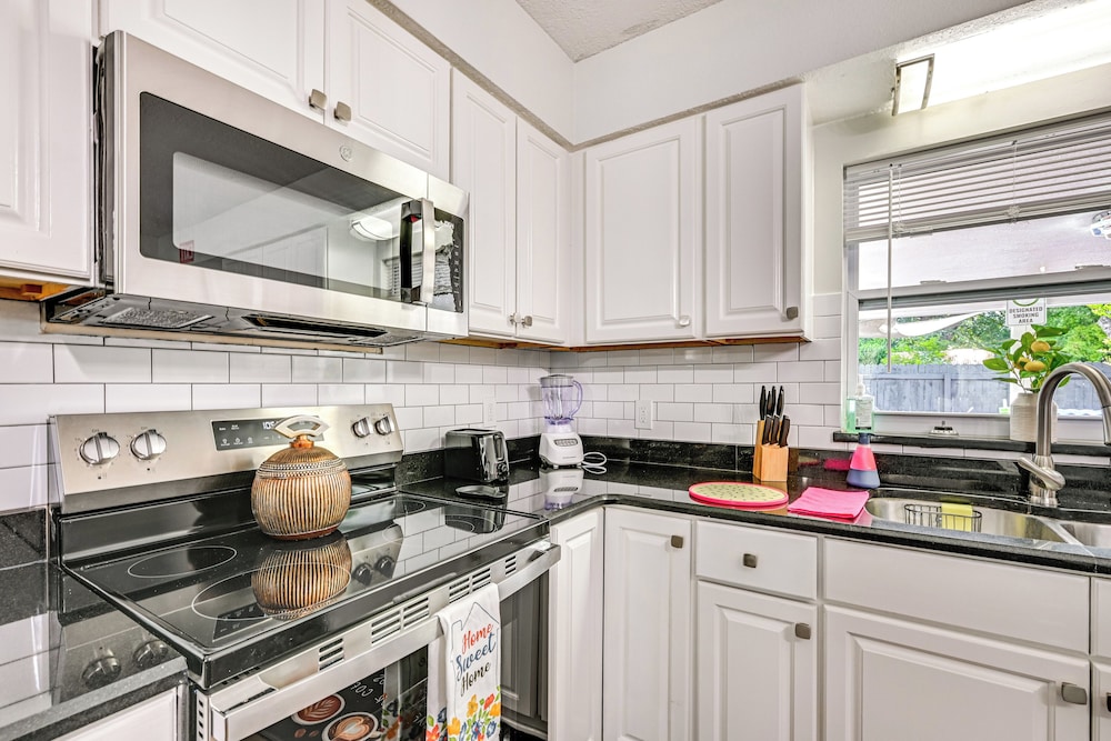 7 Mi to Busch Gardens: Lutz Home w/ Patio!