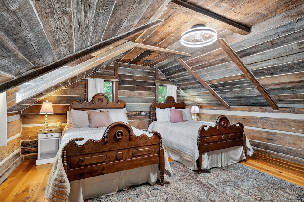 Cabin Unbound - Historic Lakefront Comfort 4 Bedroom Cabin