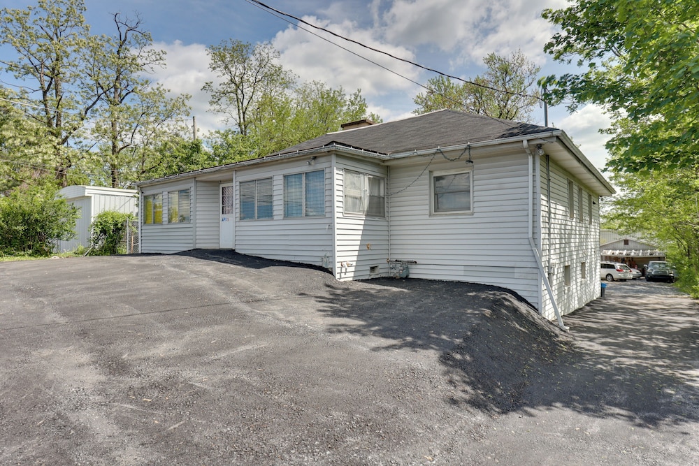 9 Mi to Midtown: Convenient Harrisburg Apt