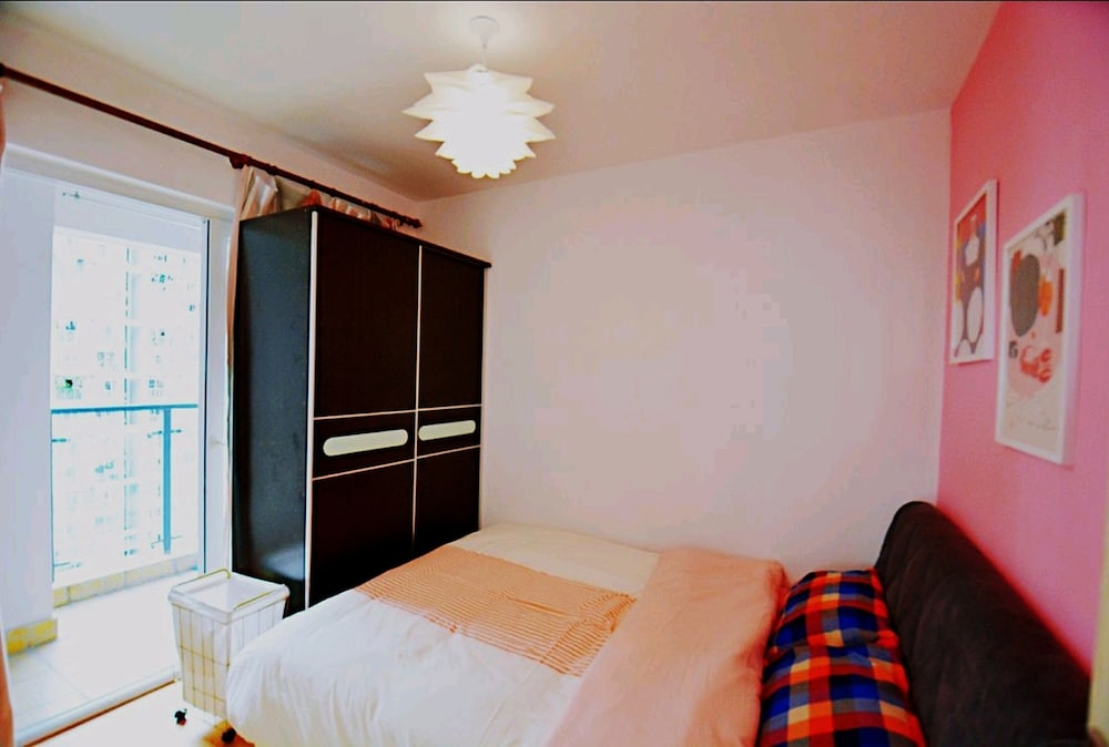 Avatar Gallery Large Queen Bed & High Rise View view 4