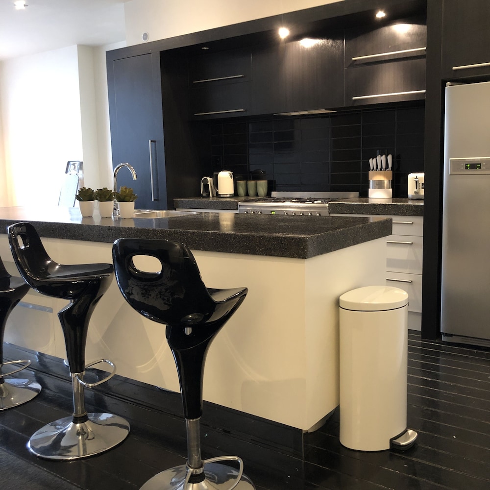 Bond Street Apartment Luxury 3-bedroom view 4