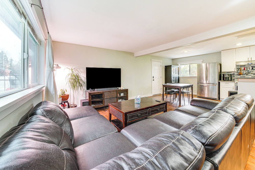 14 Mi to Dtwn Seattle: Sleek Home w/ Large Yard