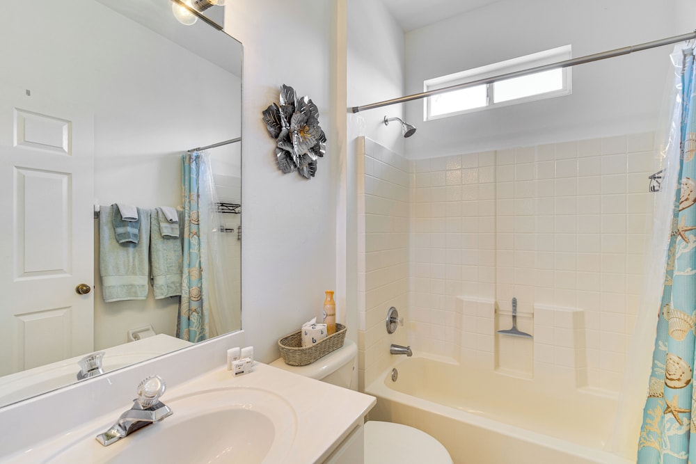 6 Mi to Fort Myers Beach: Lakefront Home w/ Pool