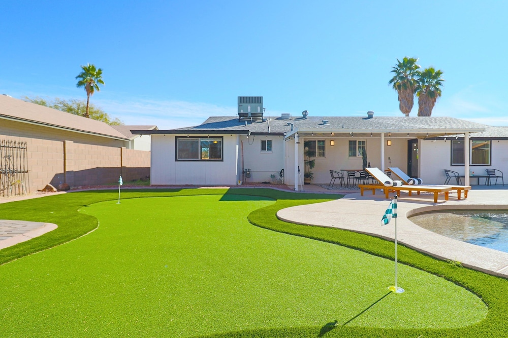 Karen in Phoenix With 4 Bedrooms and 2 Bathrooms