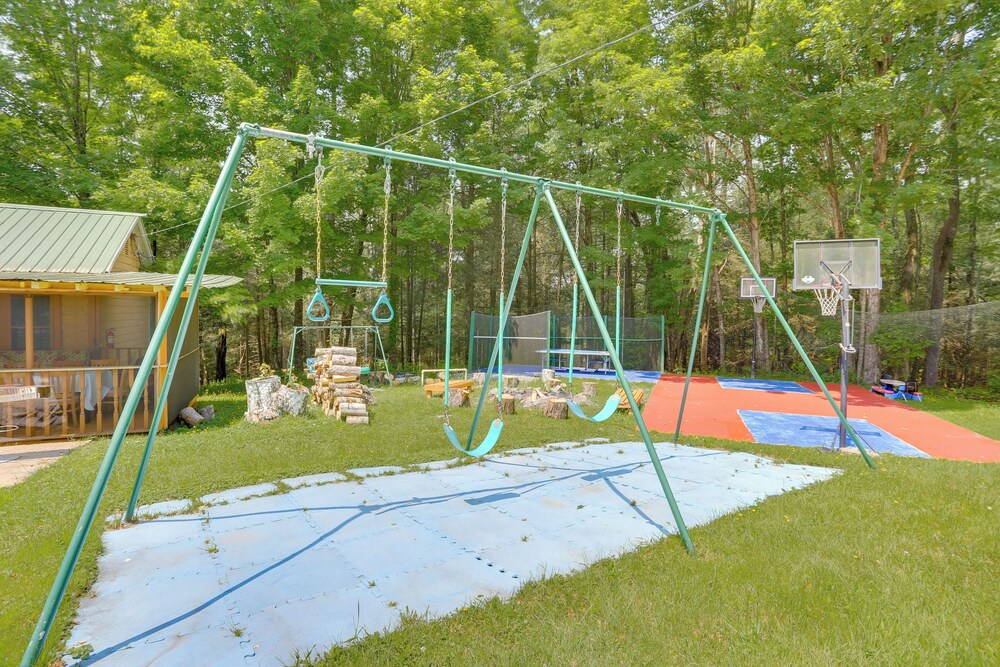 6 Mi to Bethel Woods: Cabin w/ Pool Access