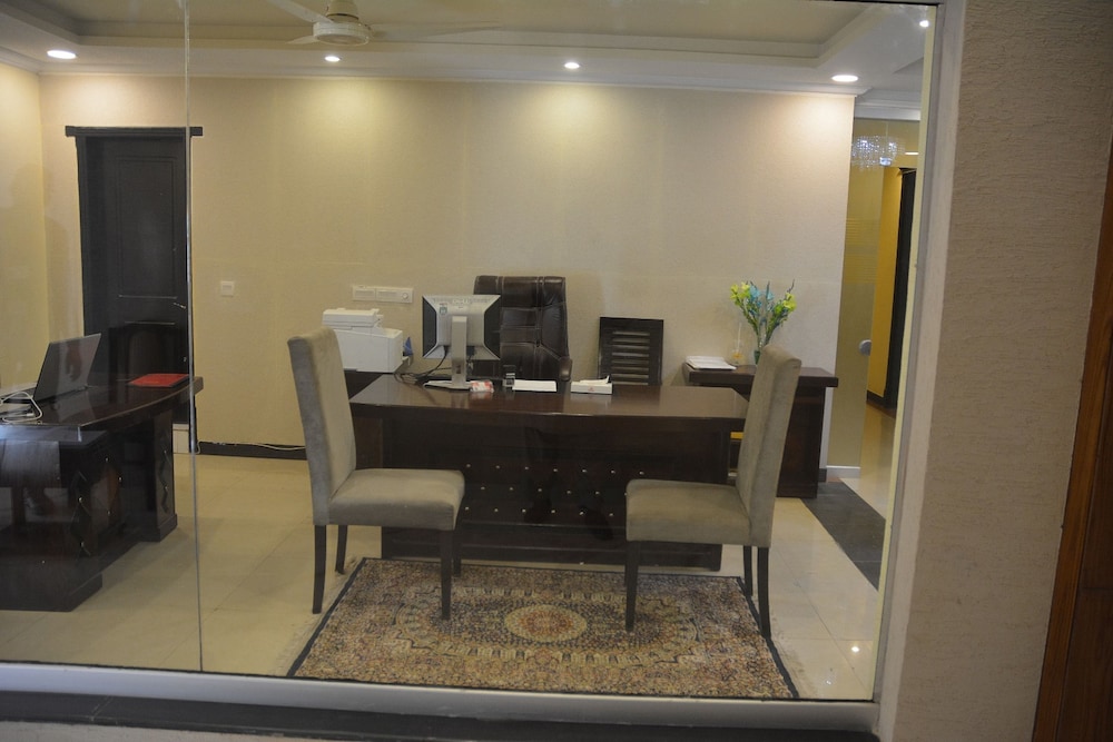 Reception & Lobby