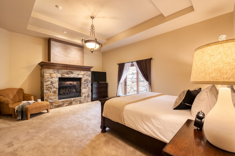 High Meadow by Avantstay Alpine Views w Indoor Pool Hot Tub Open Floor Plan