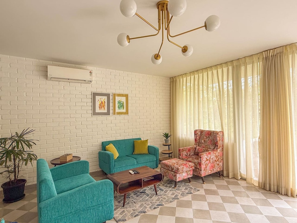 Modern 2BR w Pool Near Candolim and Coco Beach