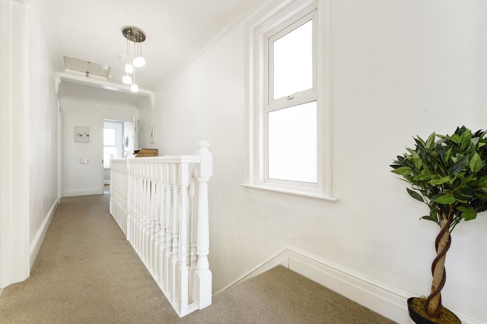 Family Friendly 3BR House w garden BBQ view 2
