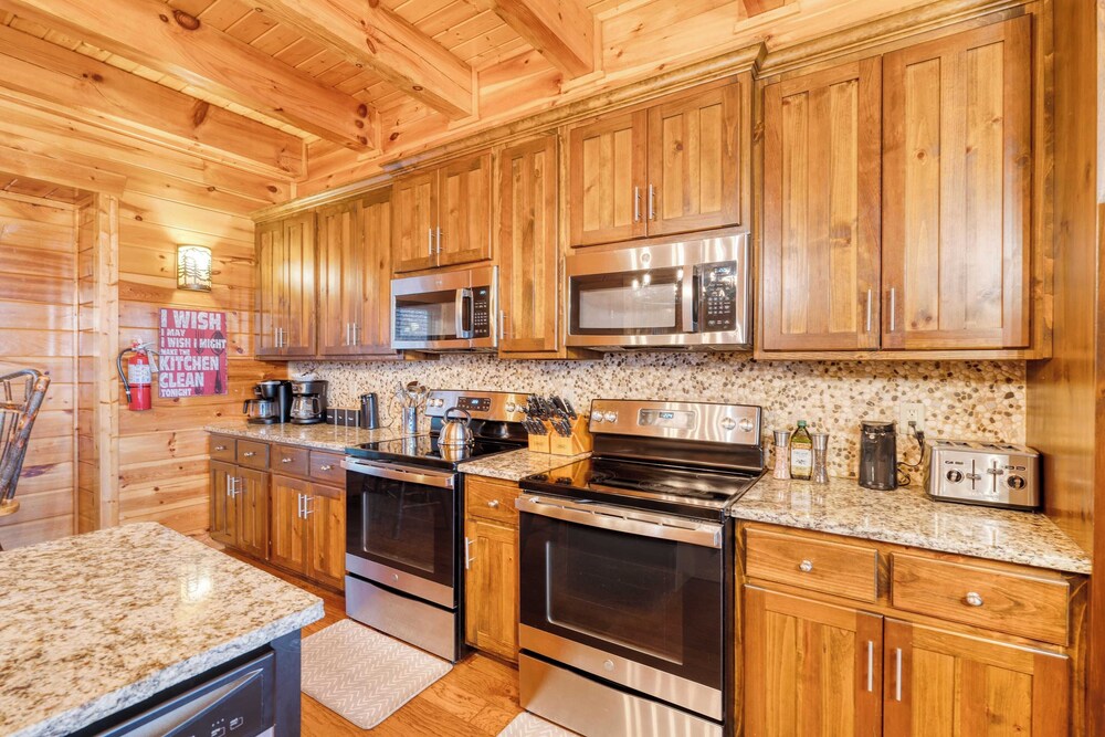 56-guest Retreat Panoramic Views, Hot Tubs, Game Room & Theater Seasonal Outdoor Pool Near Dollywood, Gatlinburg