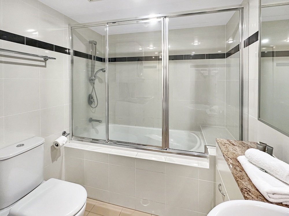 High-rise 2-bed Apartment With Gym, BBQ & Pool