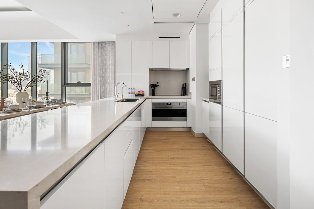 3BR with Burj Khalifa and Canal View