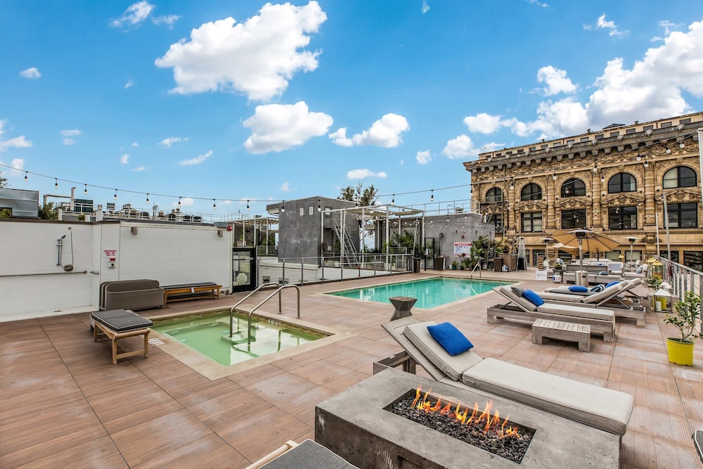 Stylish Deluxe 1BR At HWH by Oneluxstay