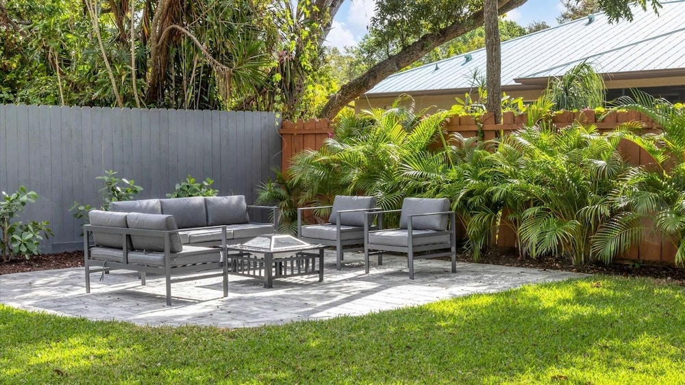 Downtown Sarasota Private Vacation Home - Minutes To Beaches, Beautiful Backyard, And Pet-friendly! 3 Bedroom Home