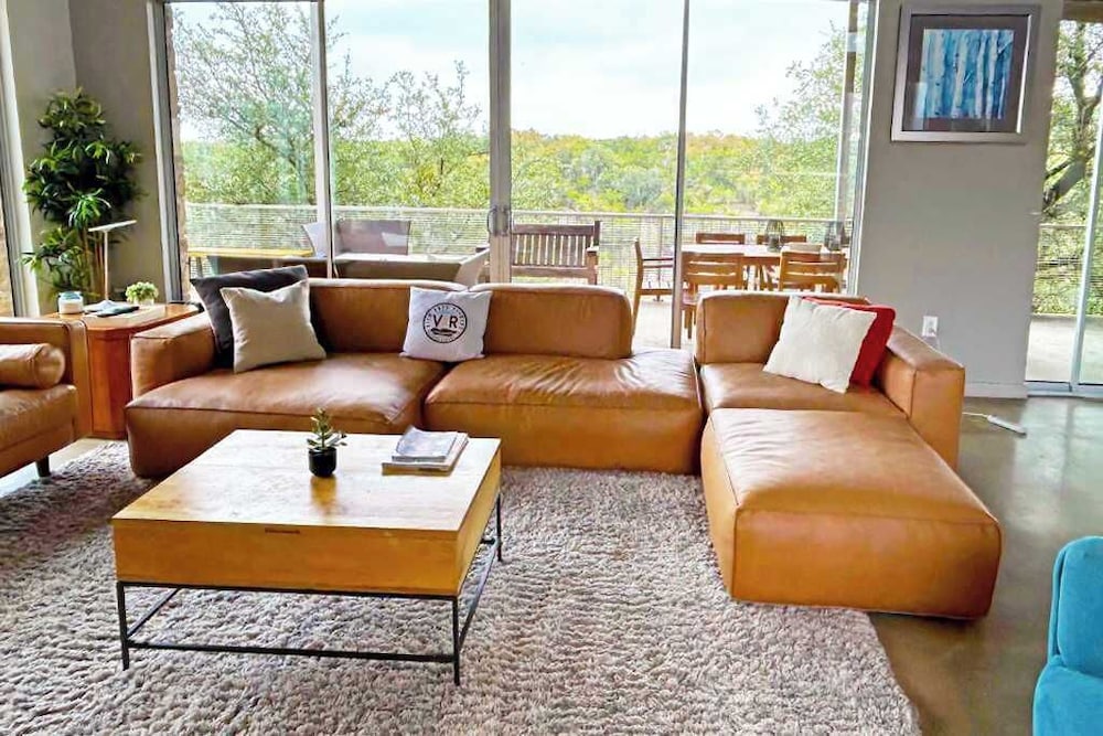 Luxury 4BR Hilltop Retreat Hot Tub & Scenic Views