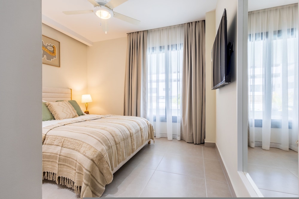 Chic 2BR Stay w Terrace Picuzzi 5 Min to Beach