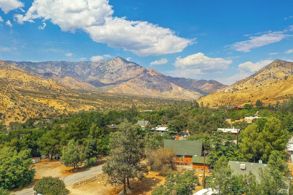 Walk to Riverfront Beach: Kernville Escape