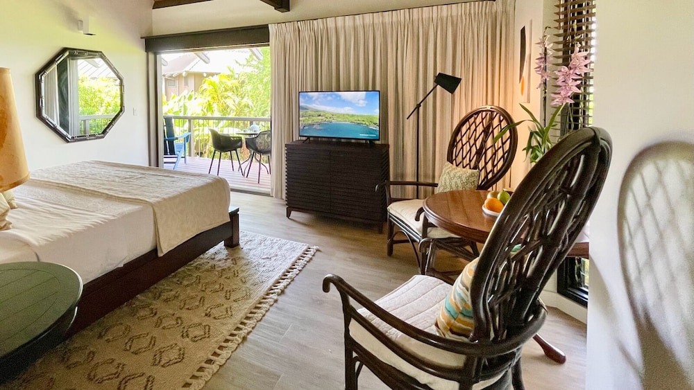 Sophisticated Oceanfront Retreat - Air-conditioned - Walk to Beach - Vrkcv