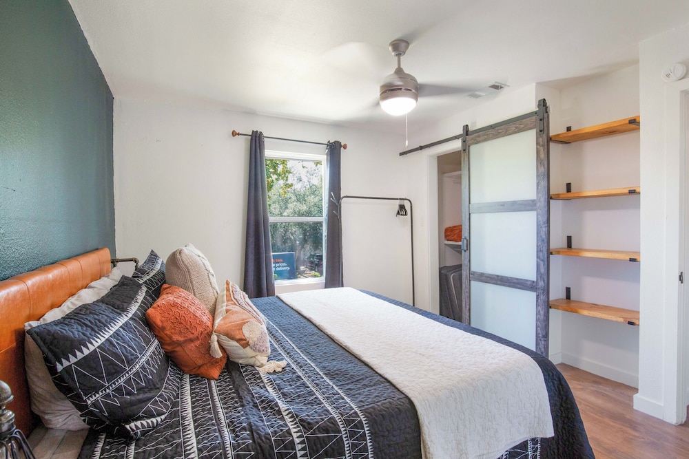Bedroom in Home 7 Miles from Downtown