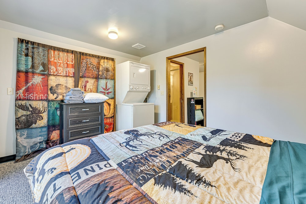 2 Mi to Lake Cushman Access: PNW Cabin Retreat!
