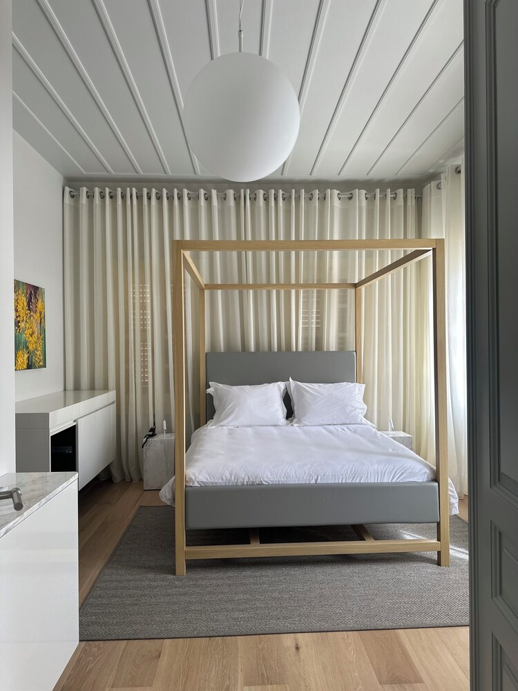 Amalie Suites