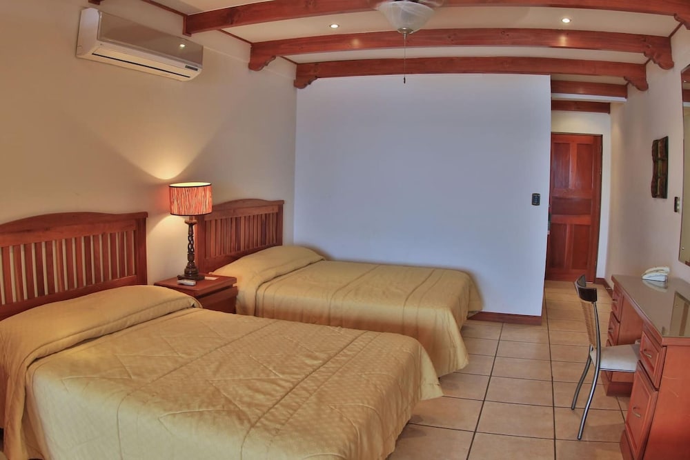 Hotel room-style ocean-view unit in Flamingo with pool view 3